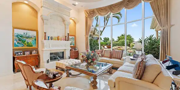Image 4: Living Room