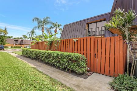 5999 SE Windsong Lane