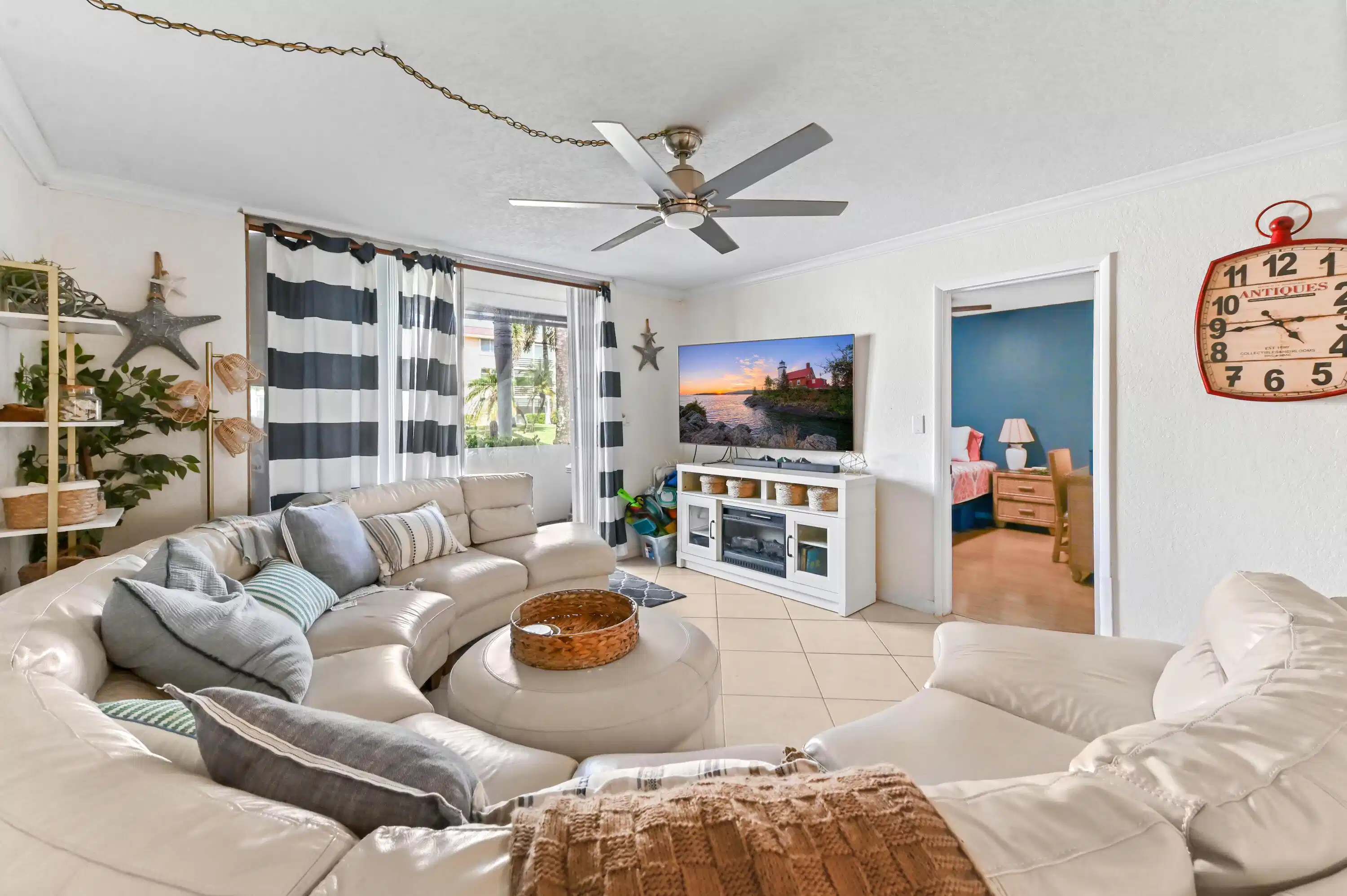 Image 1: 14 Living Room 02