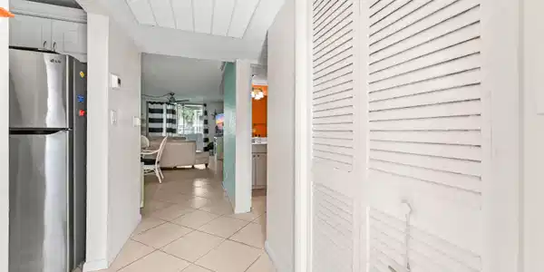 Image 4: 04 Entry 01