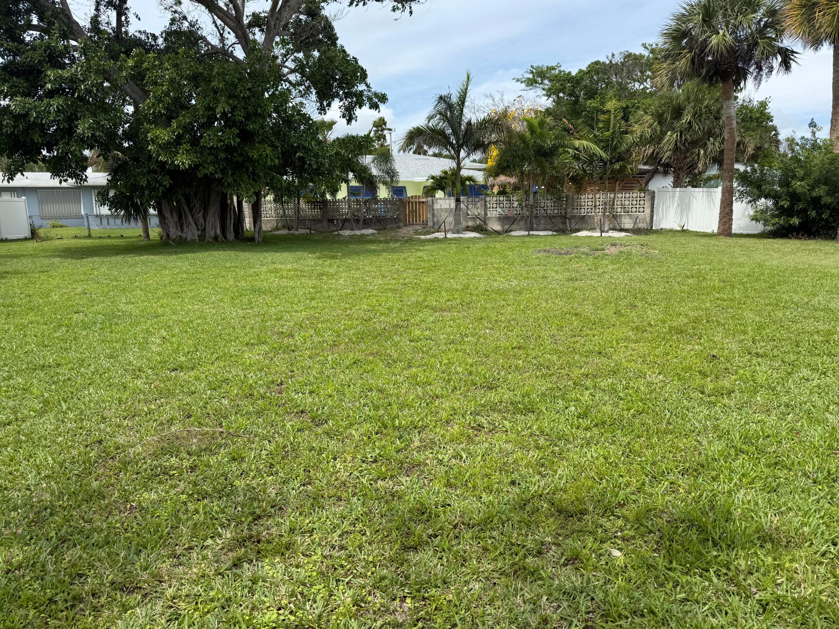 Image 4: Rear of the lot