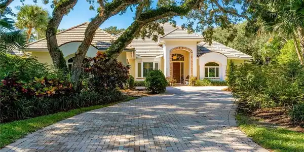 31 S White Jewel Court