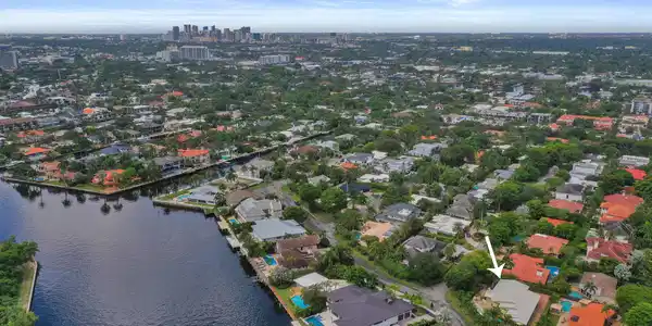 Image 2: Ideally located to schools, downtown, shopping and