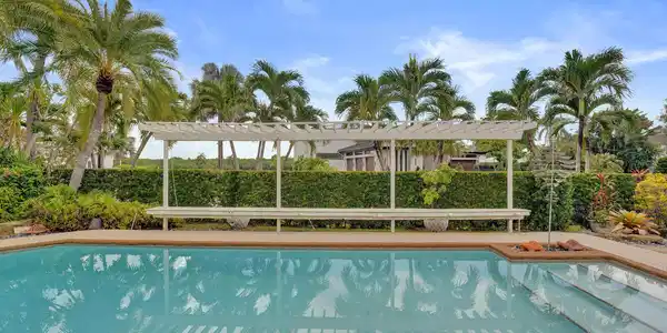 Image 4: Swimming pool with integrated steps, surrounded by
