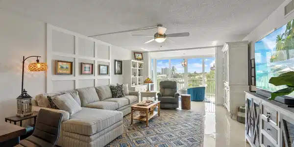 Image 3: Millwork and porcelain floors
