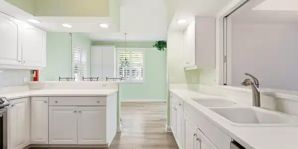 Image 4: Kitchen