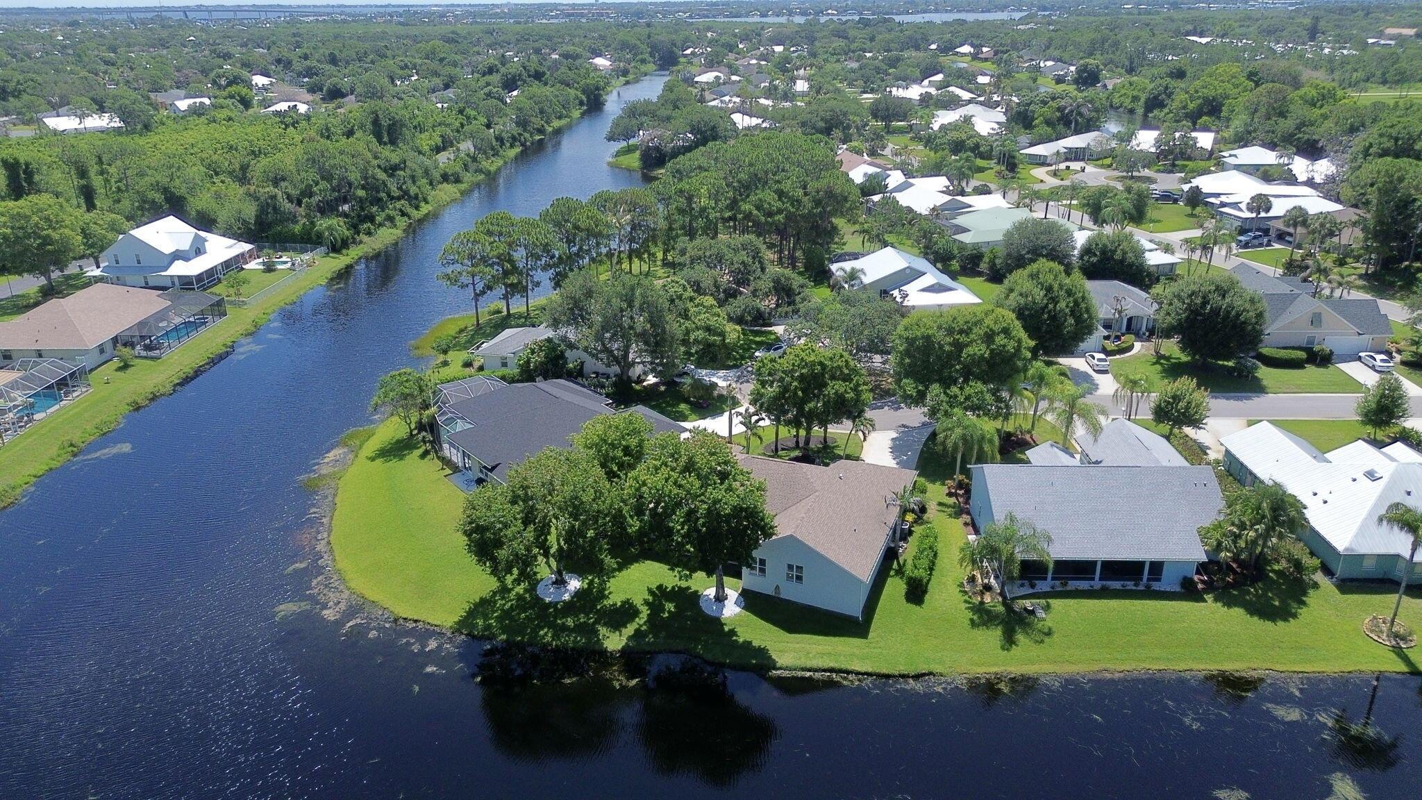 Image 2: Cul de Sac Location, Lakefront