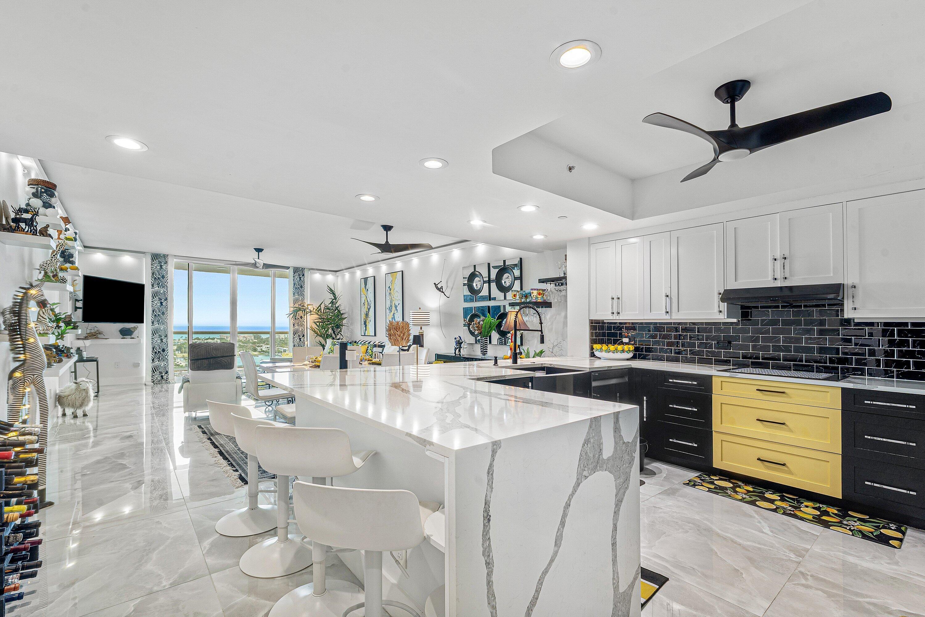 Image 4: Expansive Quartz Counter