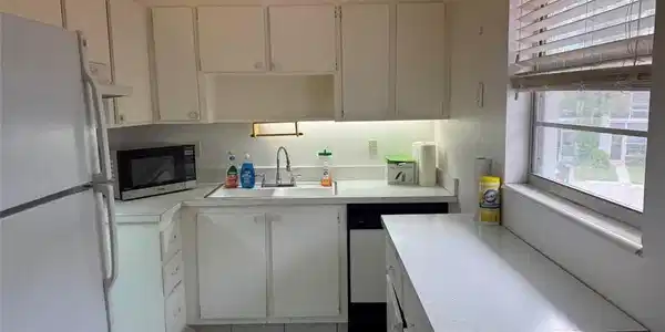 Image 4: kitchen