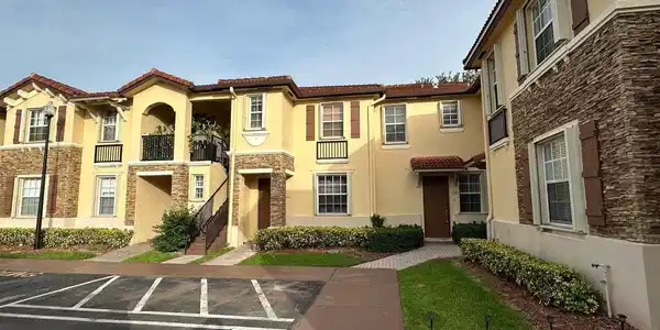 1495 NE 33 AV