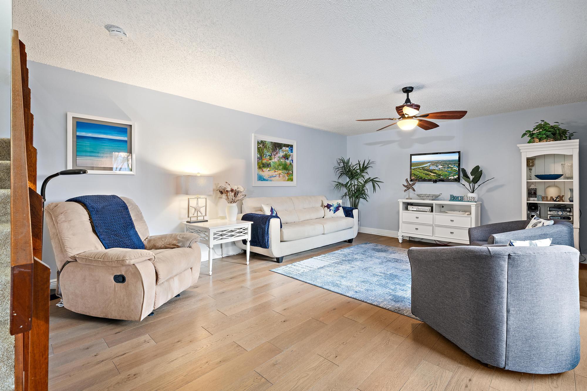 Image 4: Living room