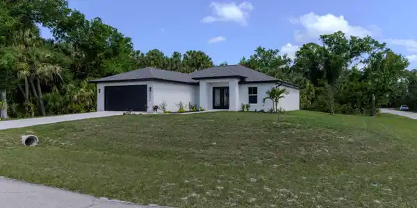 Image 2: Single Family Corner Home