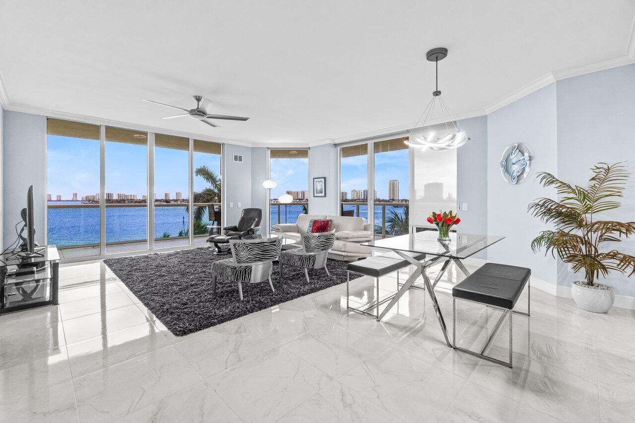 Image 2: End Unit Floor to Ceiling Sliders