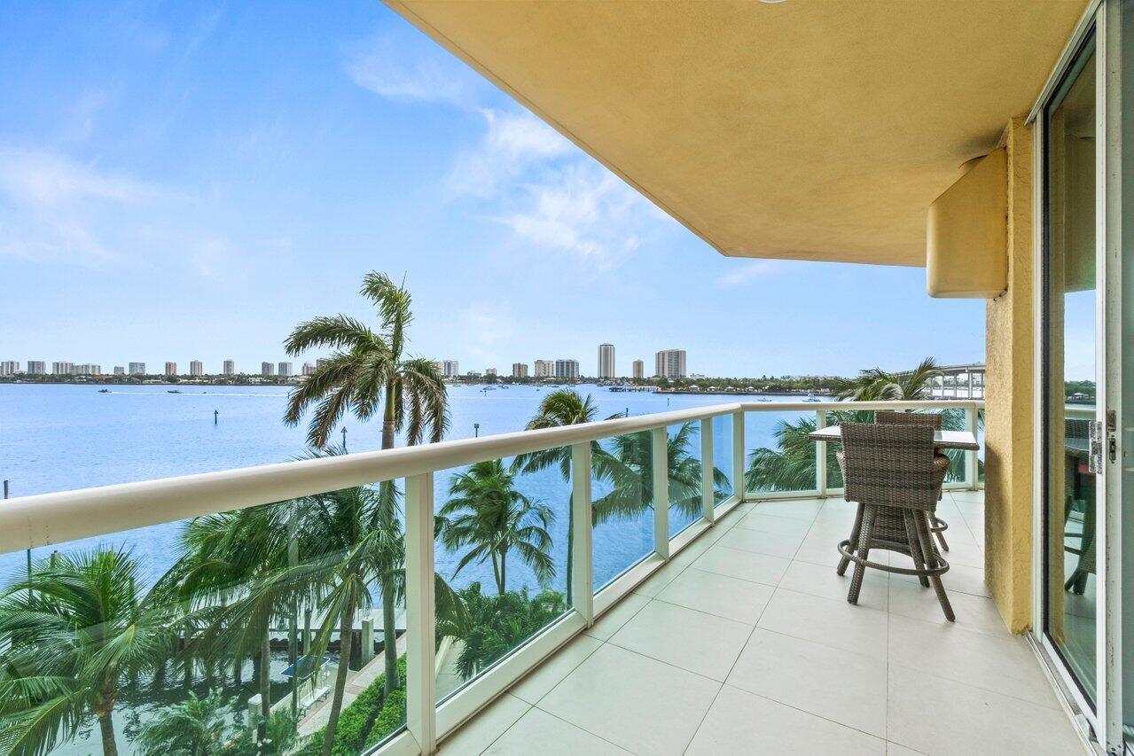 Image 3: corner wrap around balcony