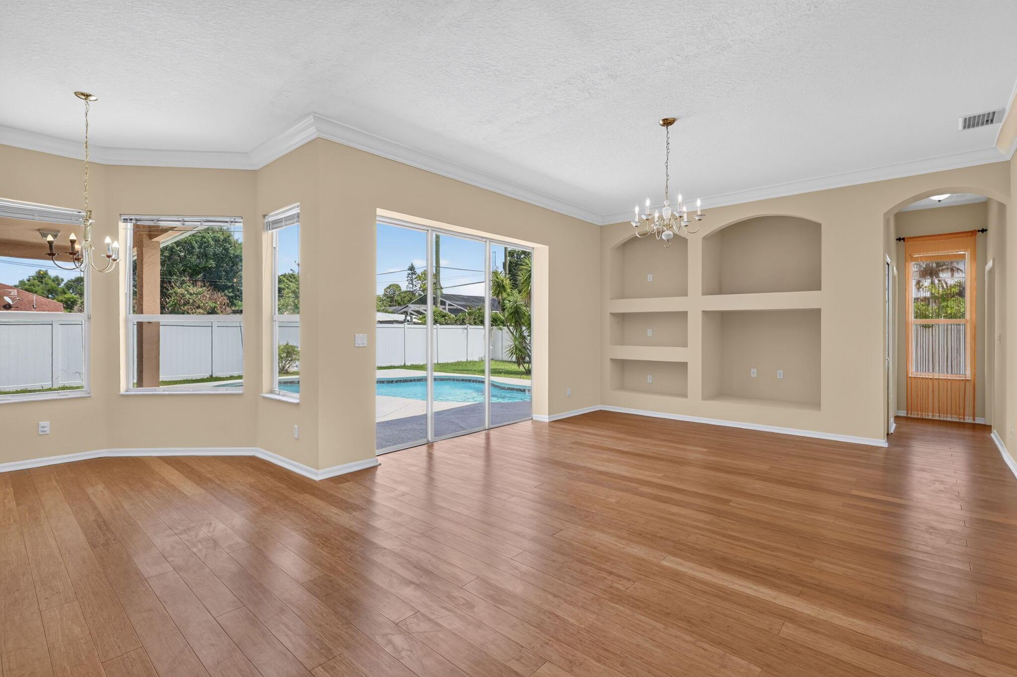 Image 3: 3 - Living Area