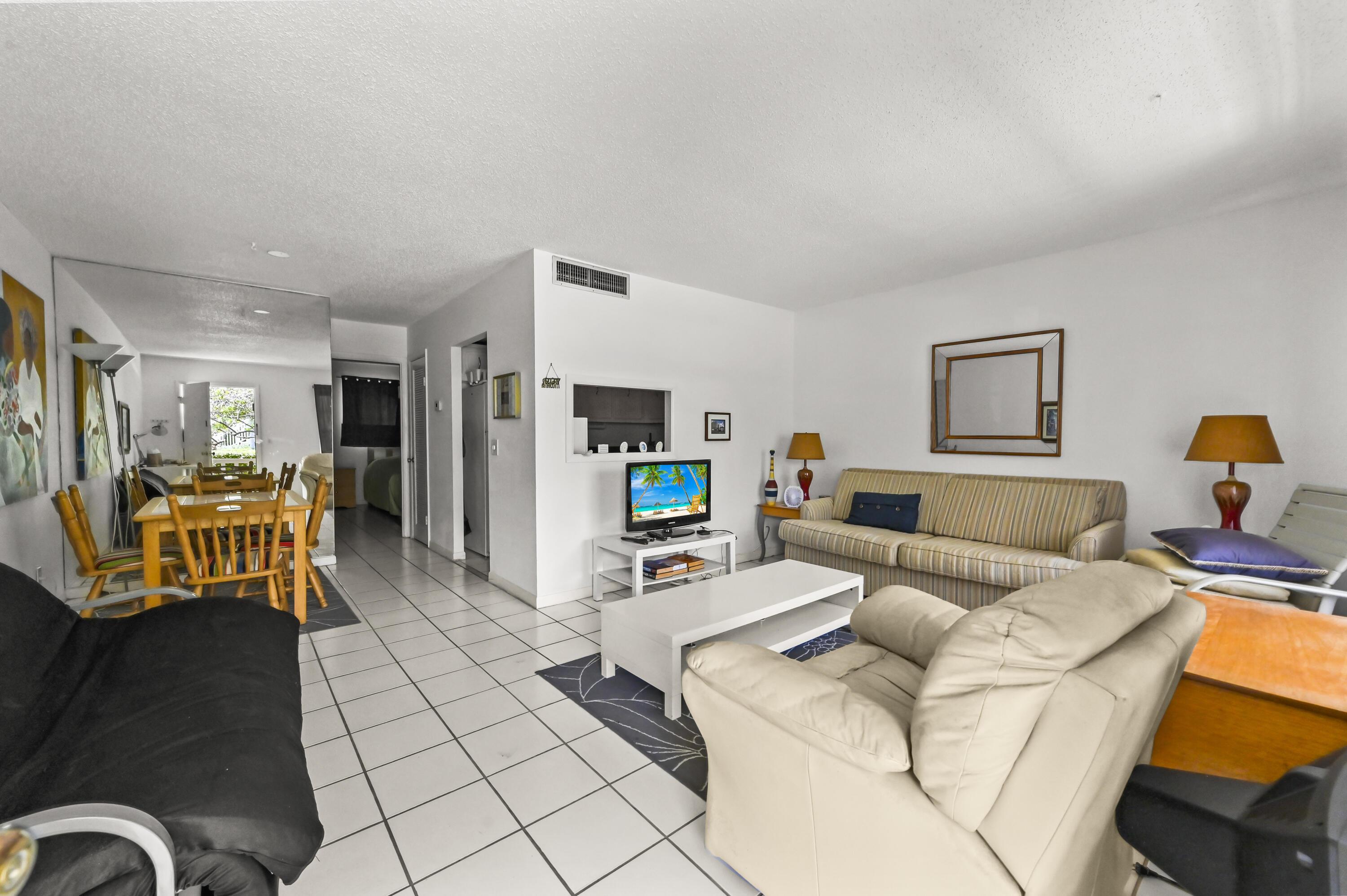 Image 4: 03 Living room 01
