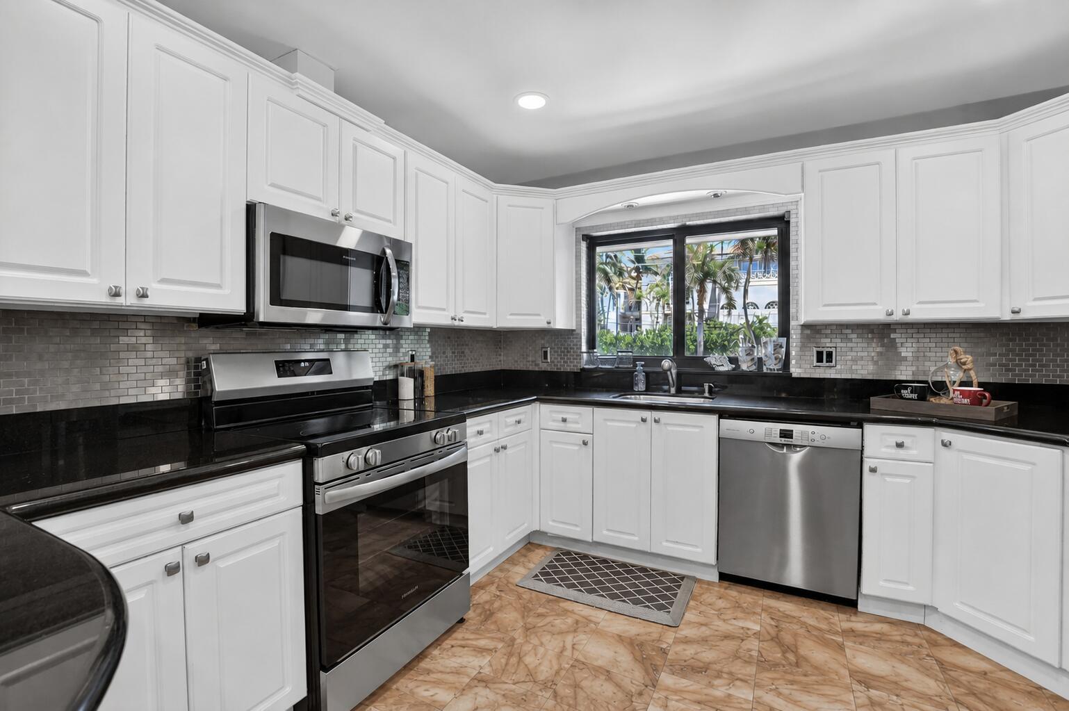 Image 2: 02 Kitchen