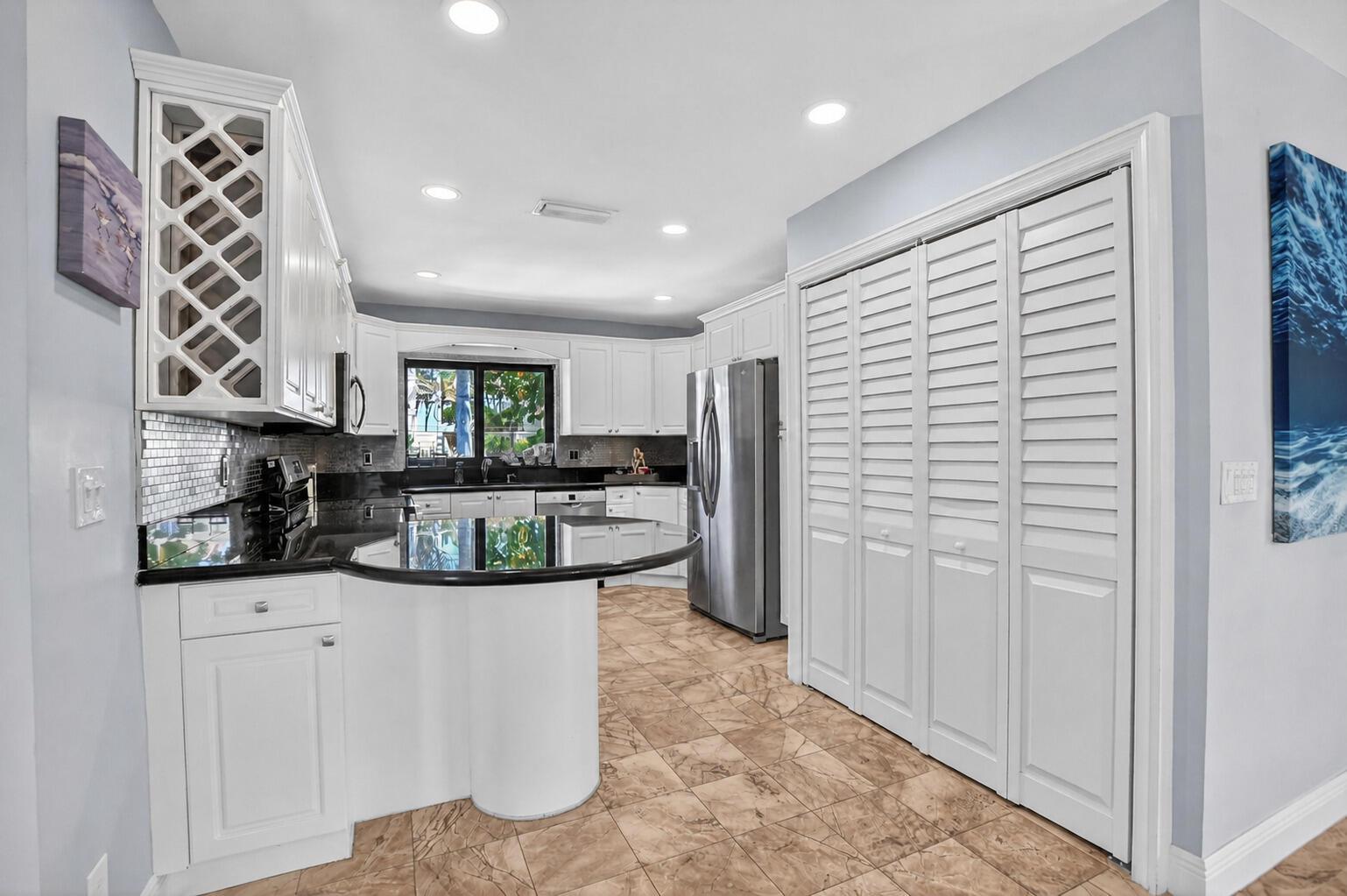 Image 3: 03 Kitchen