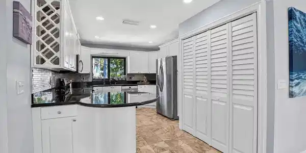 Image 3: 03 Kitchen