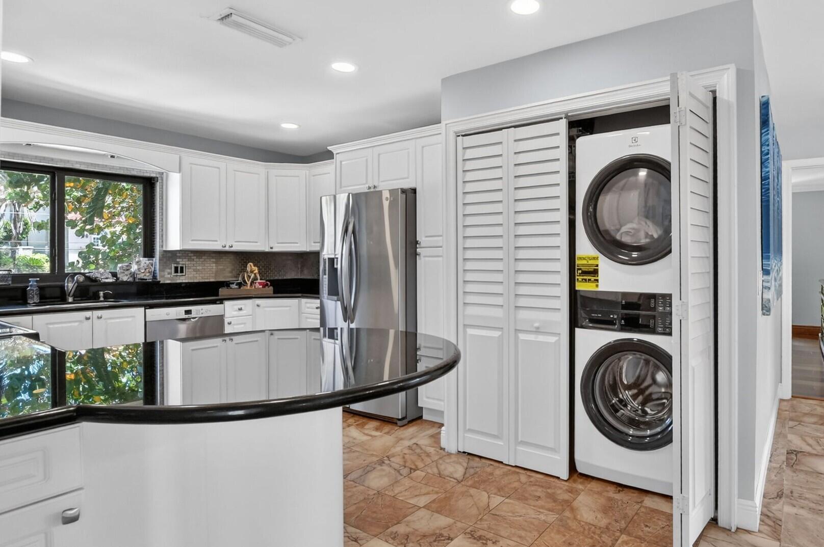 Image 4: 04 Kitchen