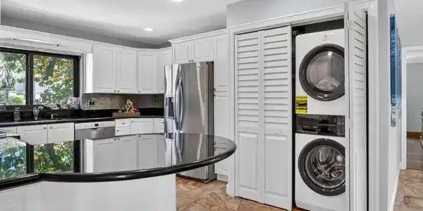 Image 4: 04 Kitchen