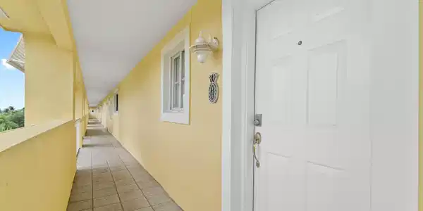 Image 4: 04 Entry 01