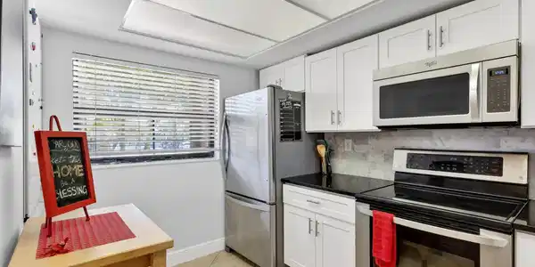 Image 3: Kitchen