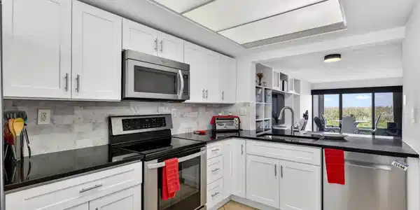 Image 4: Kitchen