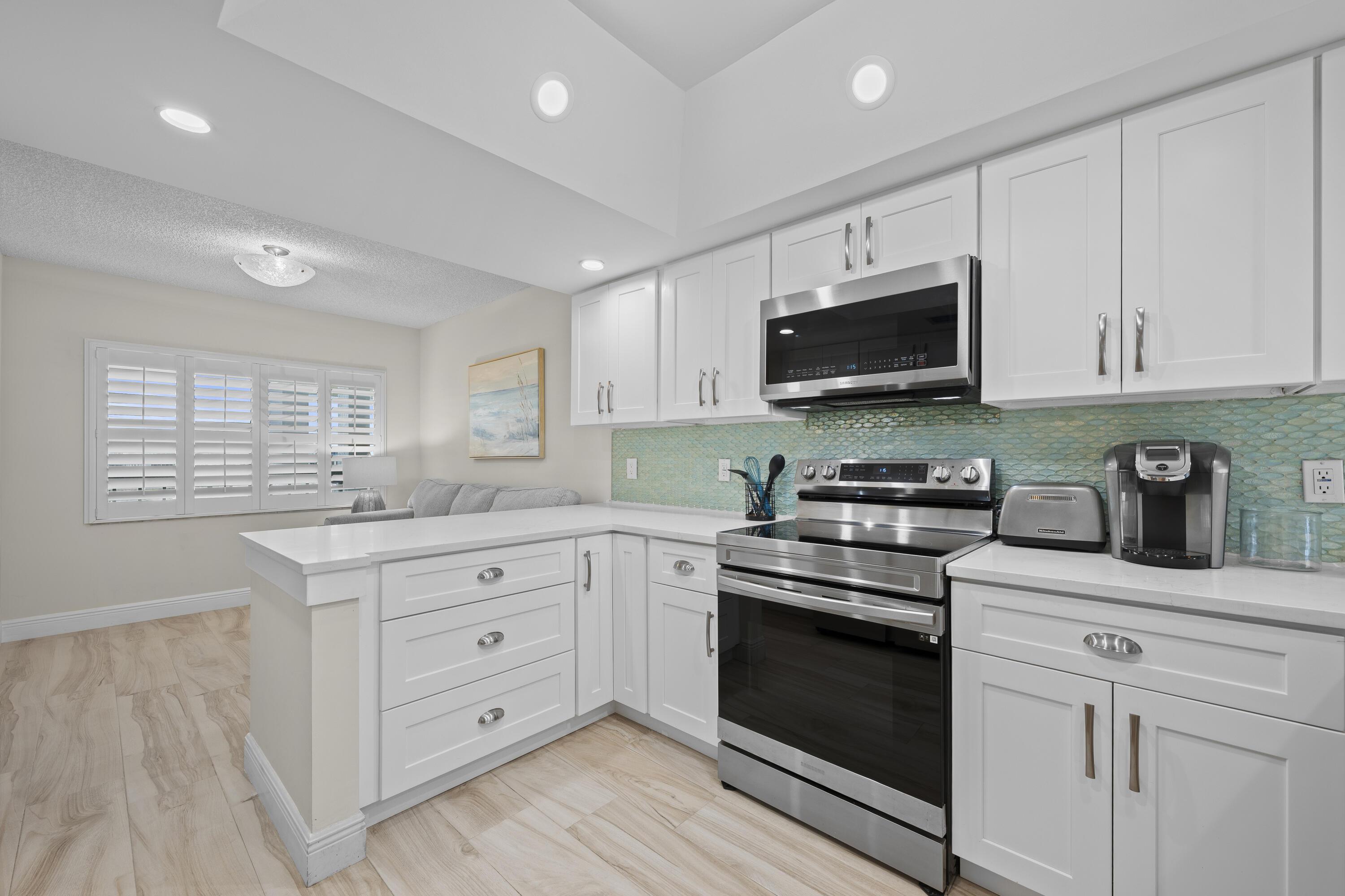Image 3: Gourmet Kitchen with Shaker Cabinets
