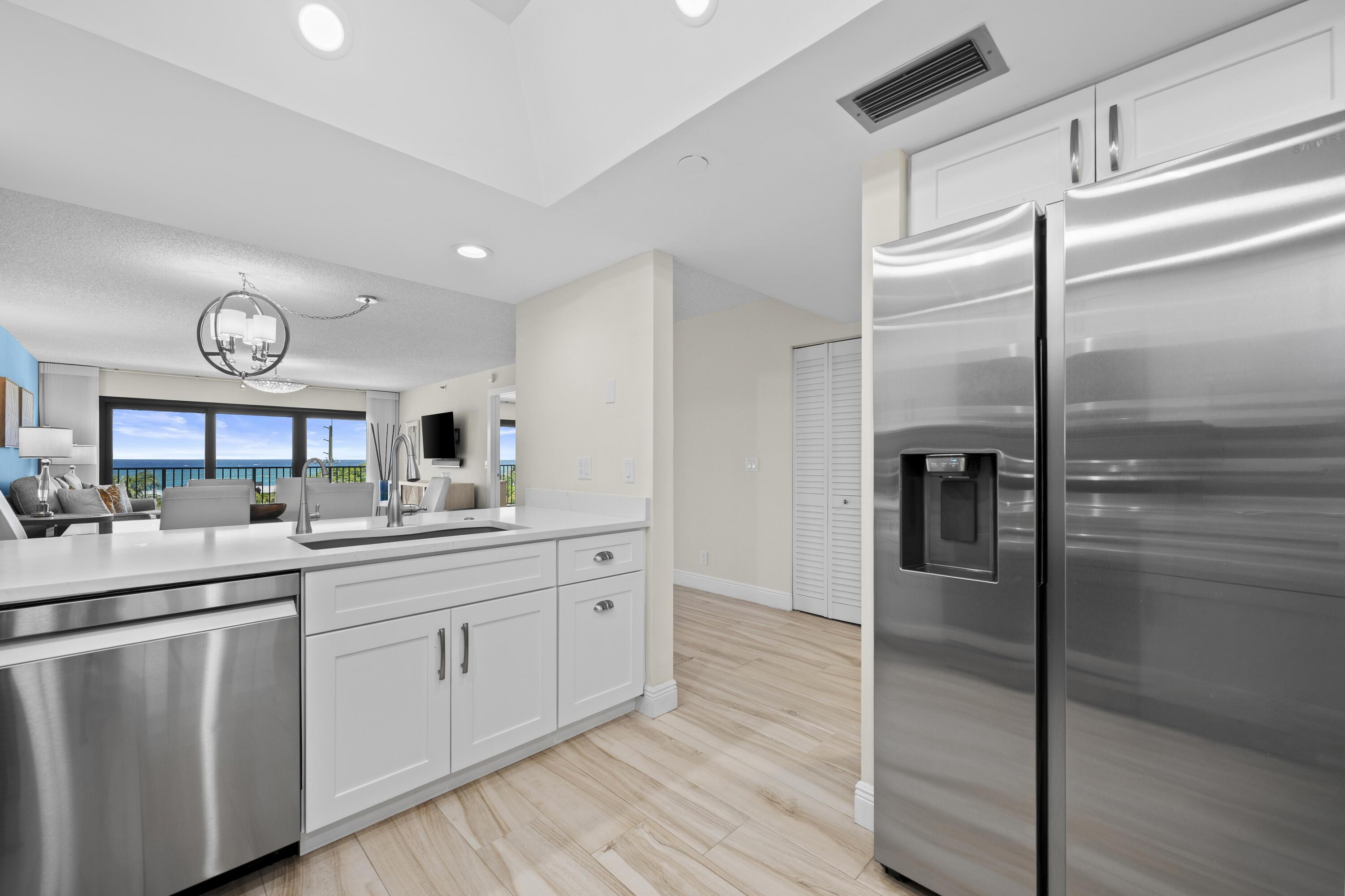 Image 4: High-End Stainless Steel Appliances