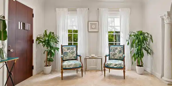 Image 4: Gracious front entry