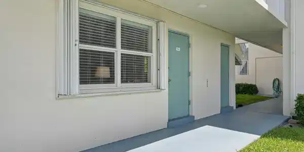 Image 3: Exterior entry