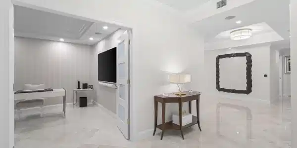 Image 4: Entrance foyer