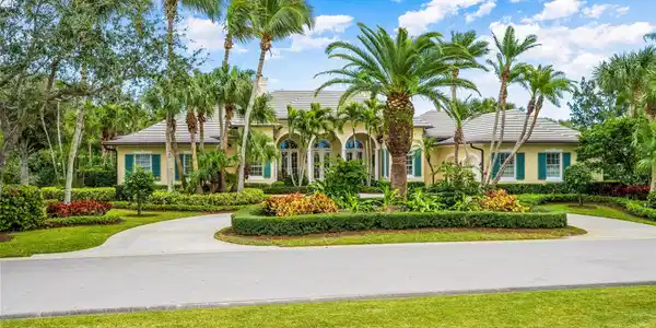 512 White Pelican Circle