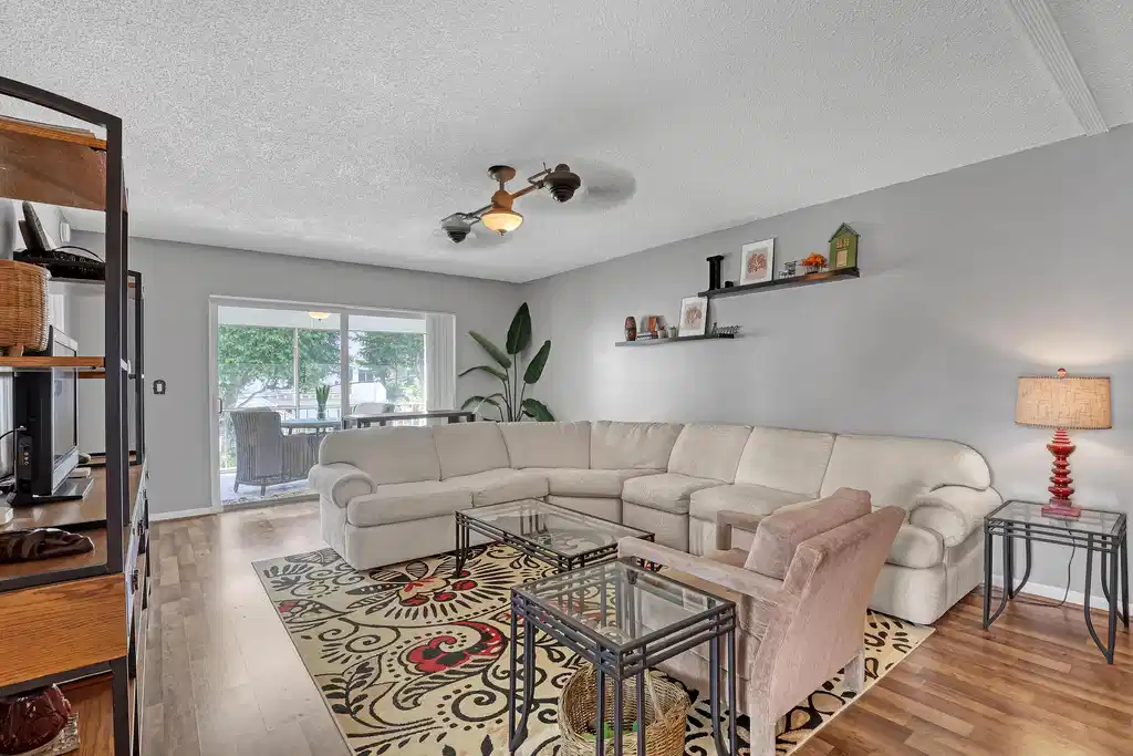 Image 1: Spacious living area