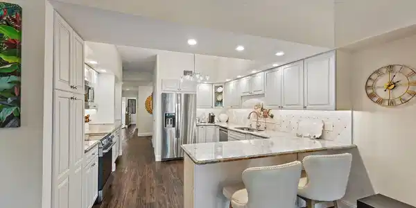 Image 4: Kitchen