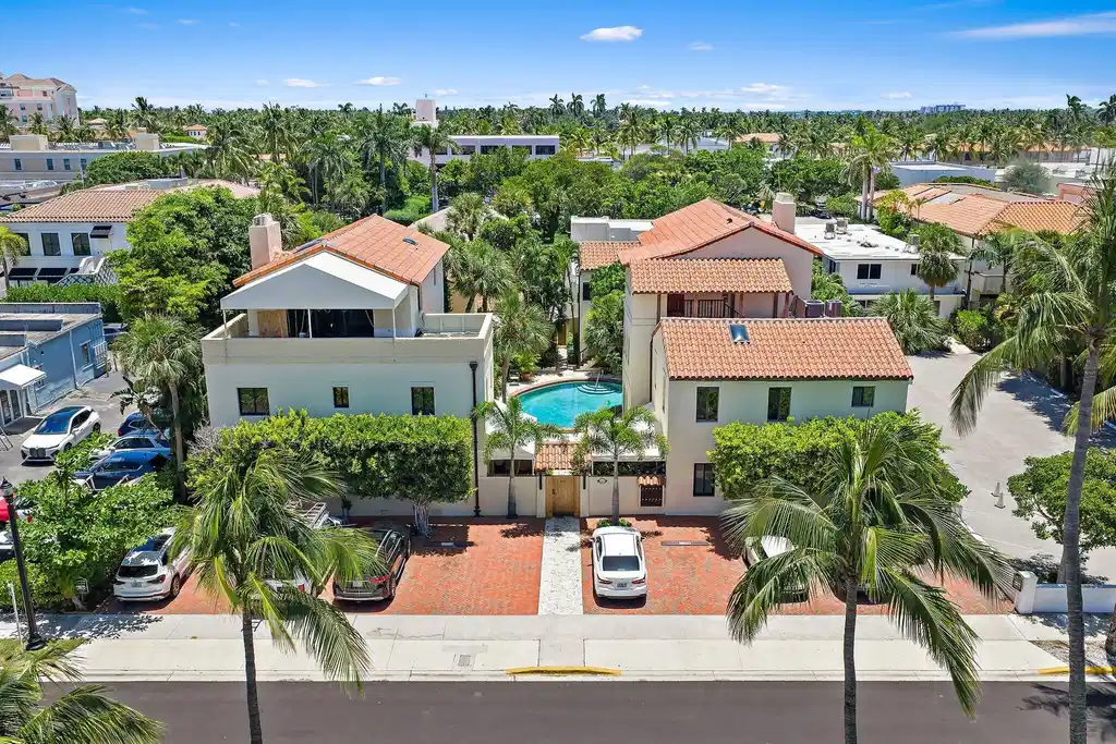 Image 1: 214 Casa from street