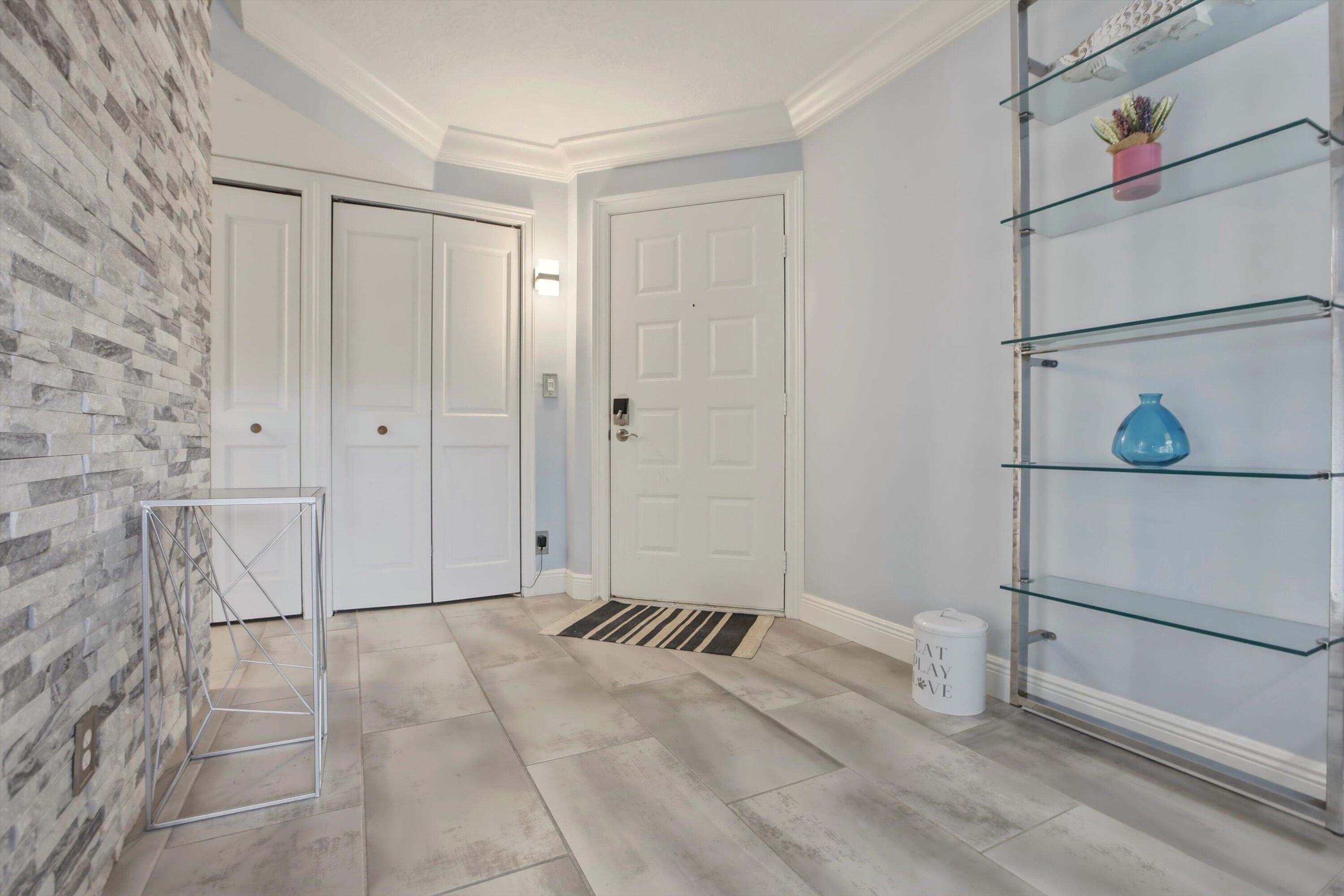 Image 3: 1605 US Highway 1 C104 foyer