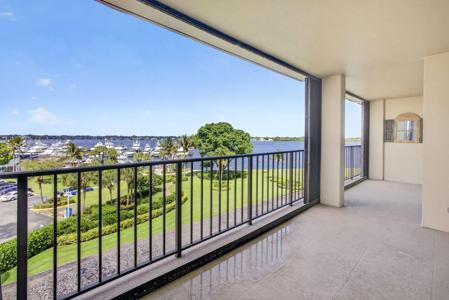 136 Lakeshore Drive