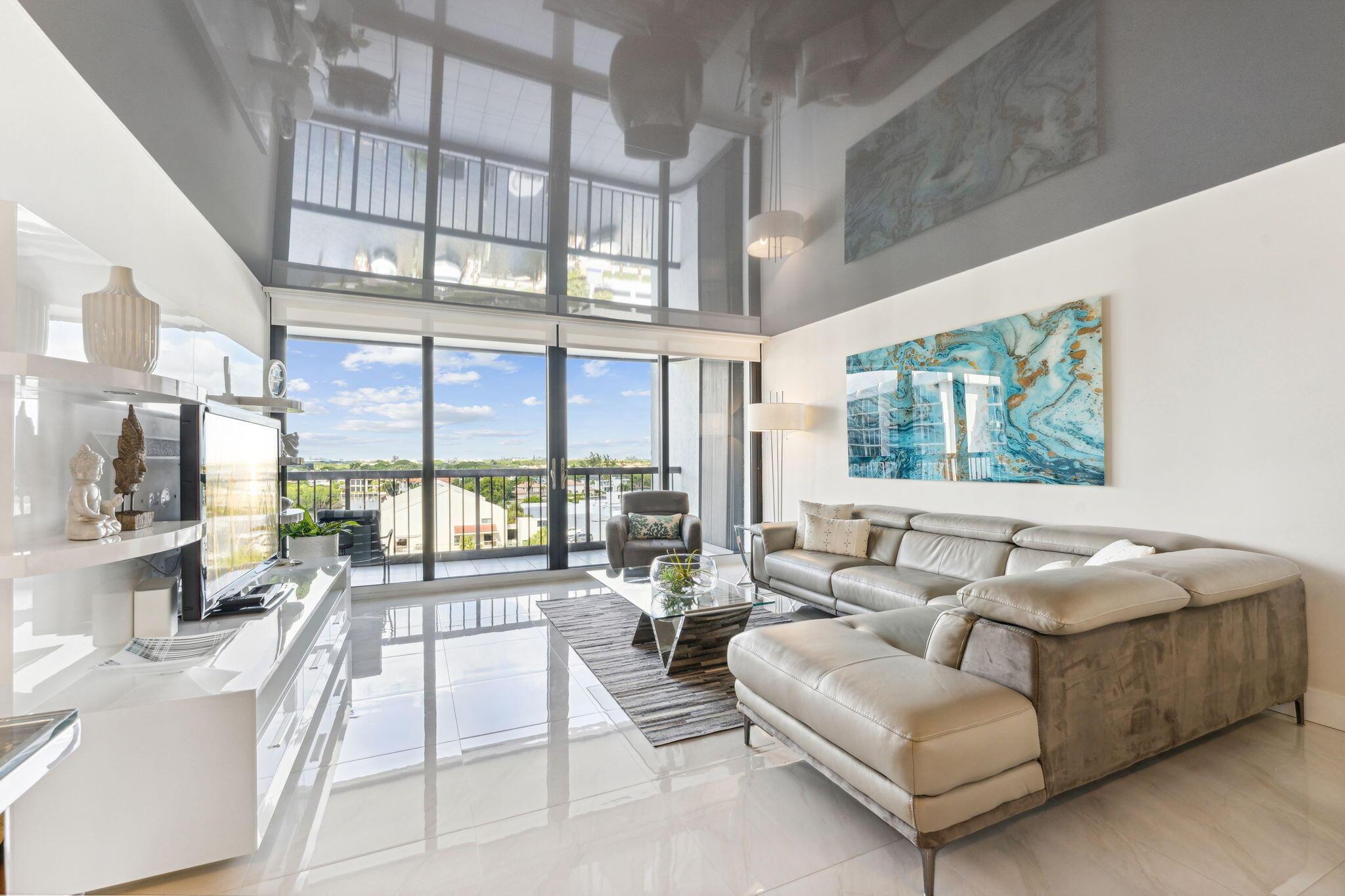 Image 2: LR with gorgeous views of the marina and intracoas
