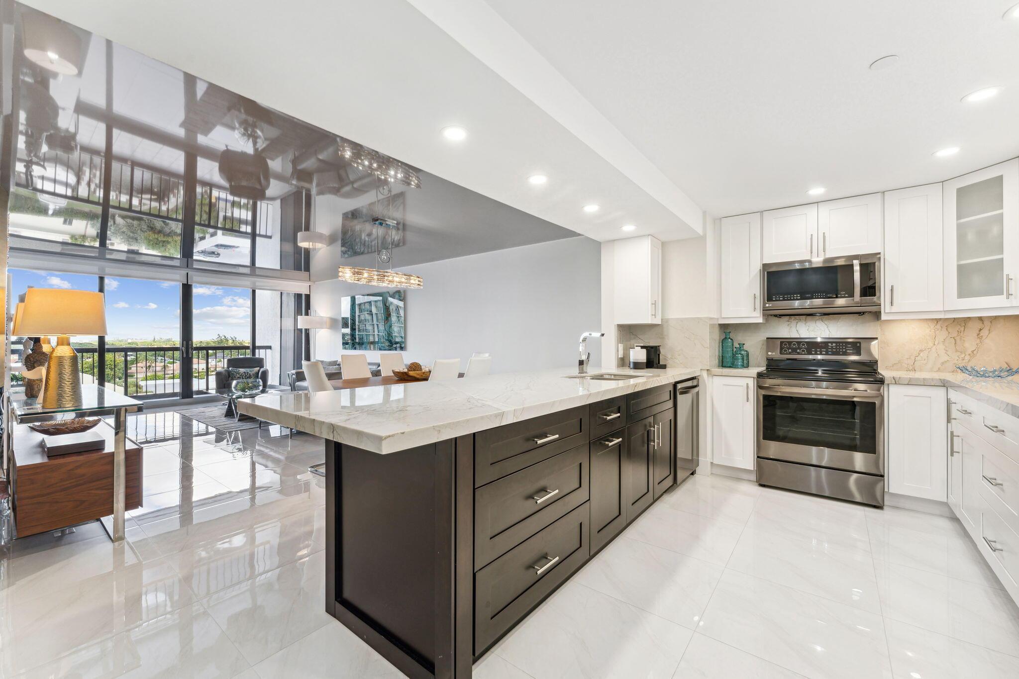 Image 4: Fabulous kitchen with quartzite counters
