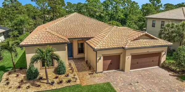 4909 SW Gossamer Circle