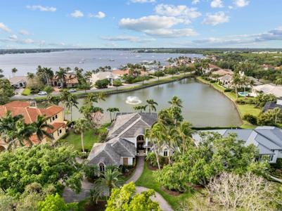 560 SW Bay Pointe Circle