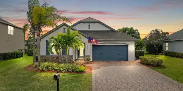792 SW Sun Circle