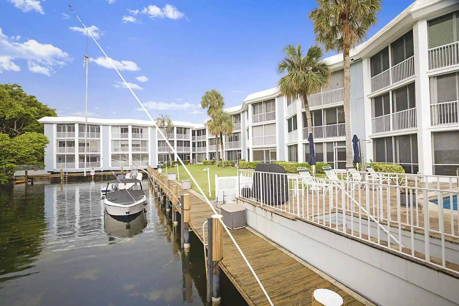 Image 1: 33_700_NE_Harbour_Terrace_Apt_231_33_mls