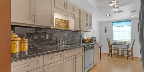 Image 4: Kitchen