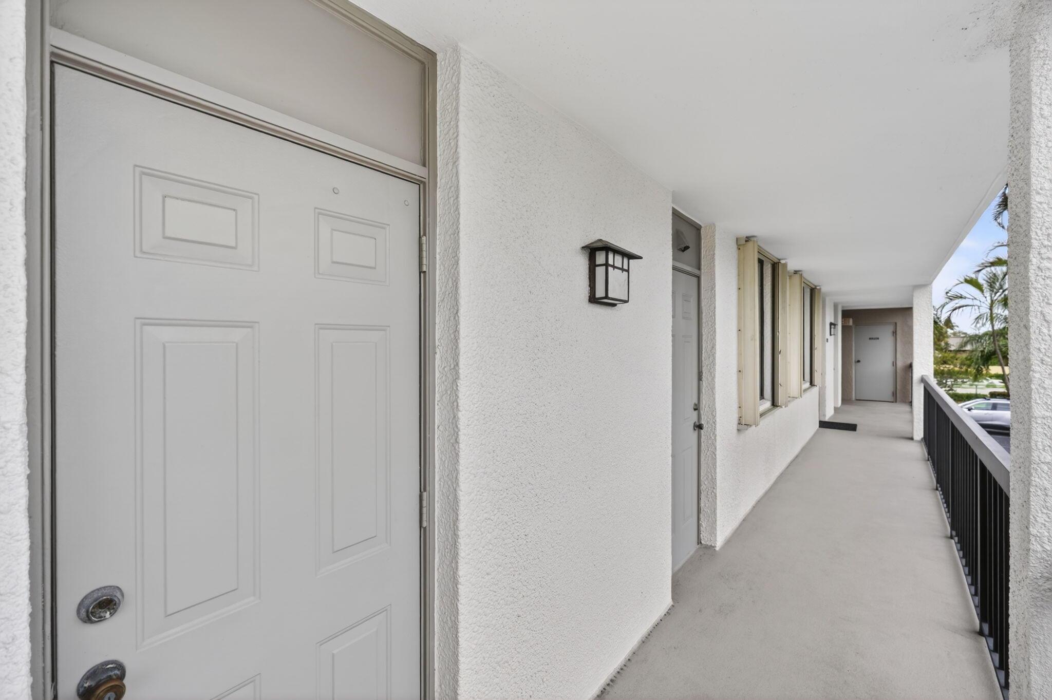 Image 4: Main Entrance to Unit