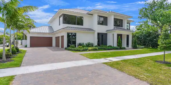 Image 2: 2-web-or-mls-2406 NE 13th Ct Fort Lauder