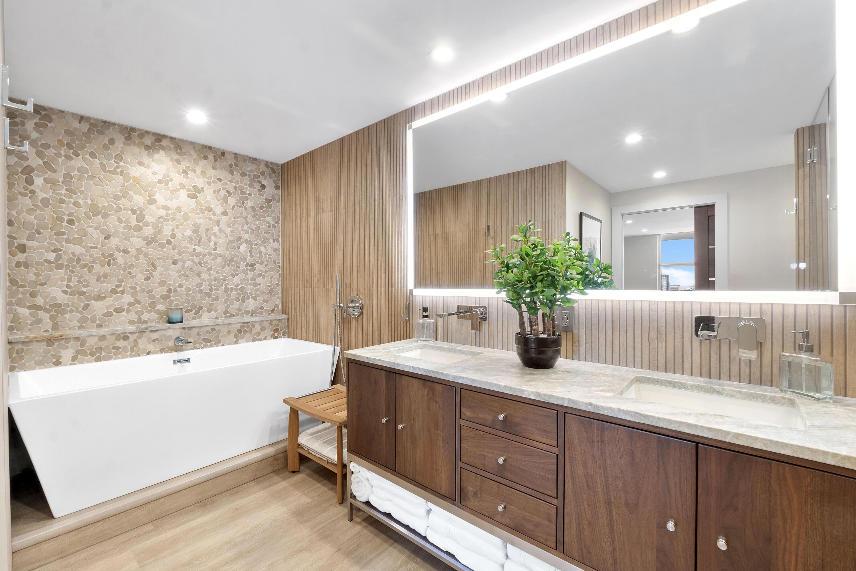 Image 2: Spacious bathroom
