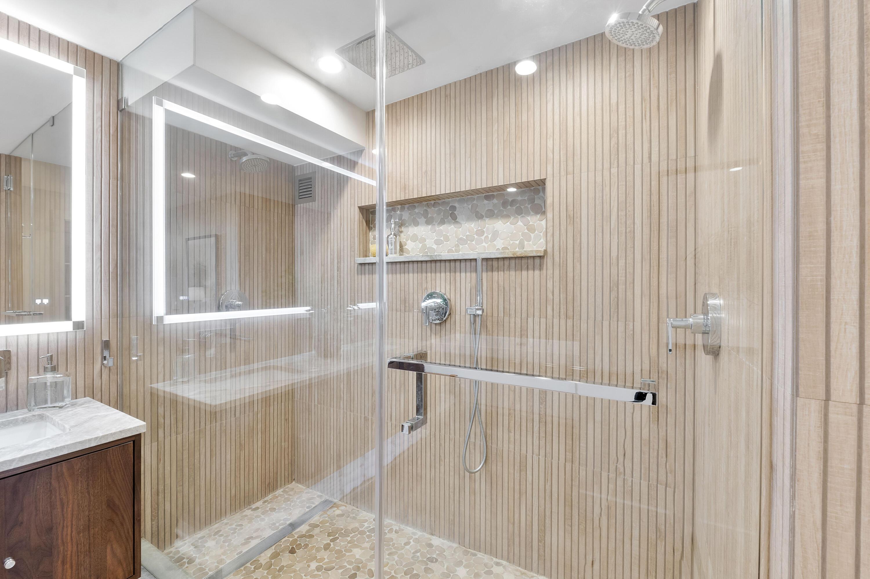 Image 4: Separate large shower